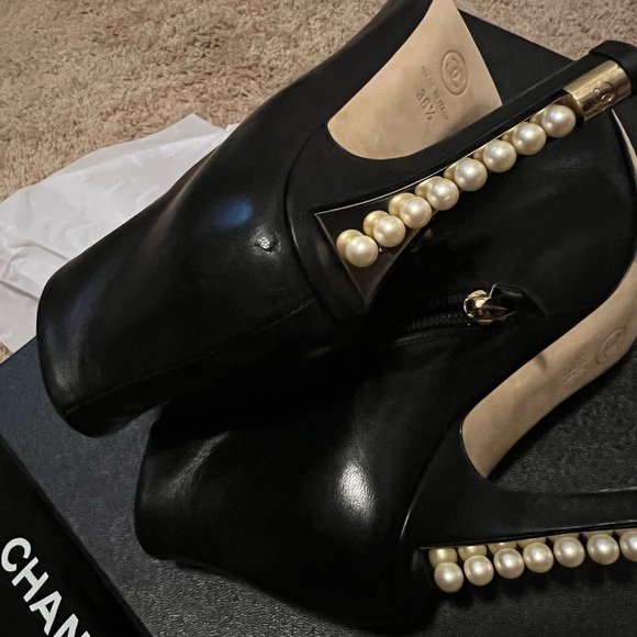 Authentic Chanel Black 17A Lambskin Leather Cc Pearl Short Ankle bootie 36.5 - Picture 8 of 11